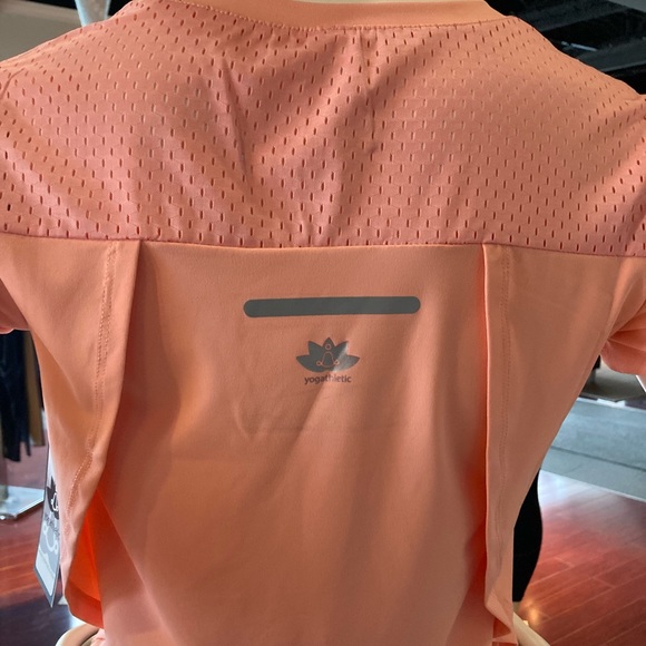 Yoga Atlantic tee shorts with mesh at the upper back - Picture 2 of 6